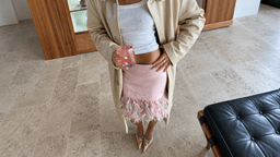 Elegantní outfit v moderním interiéru.png