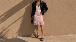 Minimalist sluneční street style s peřím.png